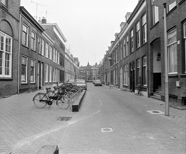 858908 Gezicht in de Adriaanstraat te Utrecht.